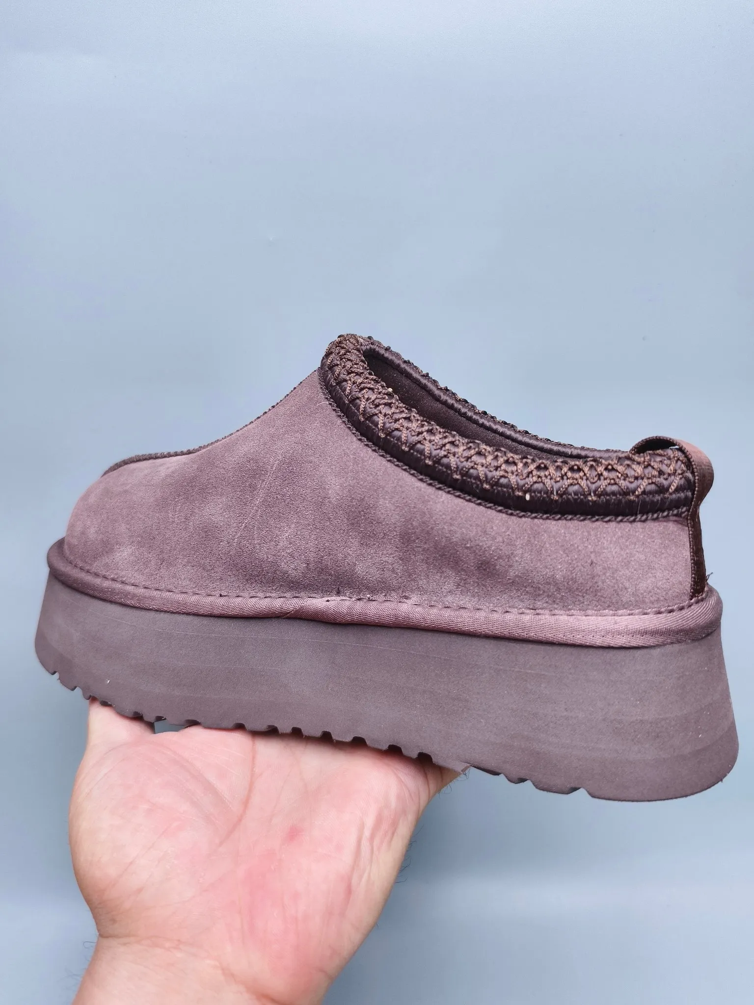 💰440 UGG sheepskin all-in-one snow boots 2553 co-branded national trend style thick-soled one-leg women’s snow boots🐾~ 🍭 A co-branded trendy item launched with well-known designer brands Feng Chen Wang and TELFAR. Zhou Dongyu & Wang Jiaer’s same style Fang Kete boots. The slip-on design makes it easy to put on and take off, and can be used indoors or outdoors. The exotic edging design is eye-catching, and it is definitely worth buying~ 🍭Material: cowhide➕sheep fur Outsole: rubber (light wing technology) 🍭Color: black, maroon, sand, dark green, light gray, chocolate, beige, walnut, brown, dark gray, red 🍭Number of codes: 35-42